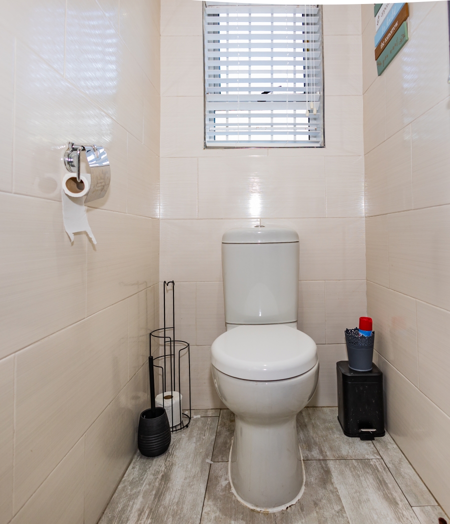 2 Bedroom Property for Sale in Oakglen Western Cape